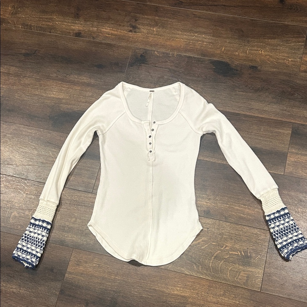 Women’s S Free People Henley top with blue knitted sleeves